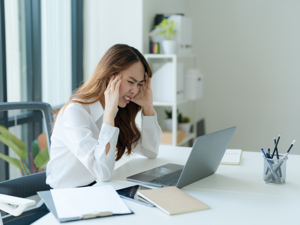 頭を抱えている女性 